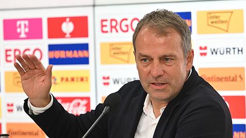 Deutschlands Bundestrainer Hansi Flick spricht auf einer Pressekonferenz.