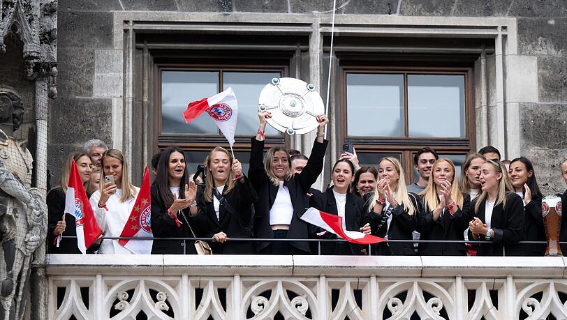 Die Spielerinnen des FC Bayern jubeln mit der Meisterschale auf dem Münchner Rathausbalkon.