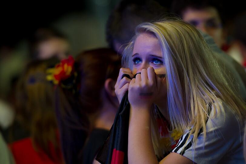 Tränen, Trauer, Tragik: Nach dem Halbfinal-K.o. gegen Italien können es viele Fans nicht fassen, dass der Traum vom EM-Titel vorbei ist. Die Bilder