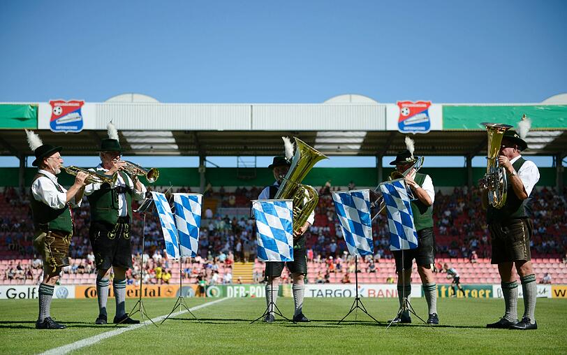 Zünftig bayerisch wird das Spiel eröffnet.