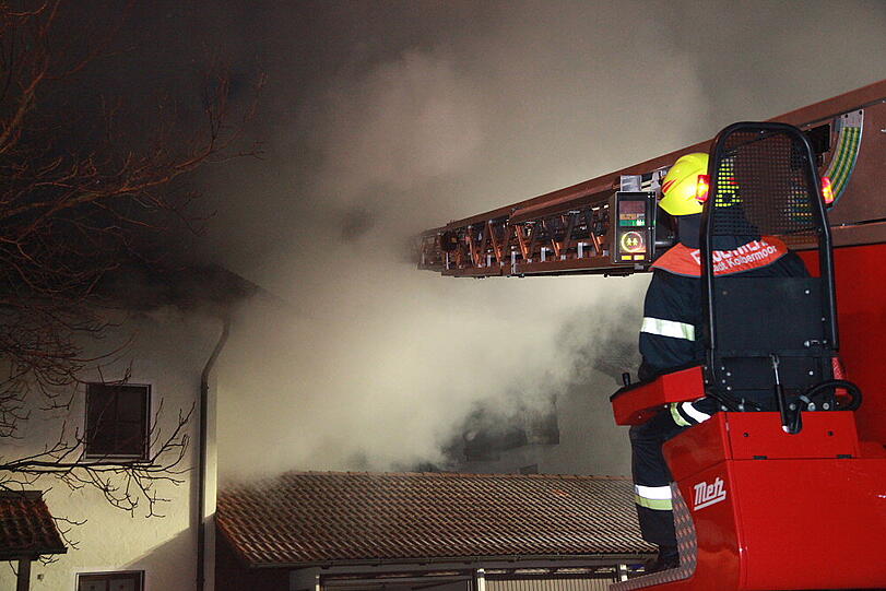 In Kolbermoor zerstörte ein Feuer ein Doppelhaus. Die Bilder vom Einsatz der Feuerwehr.