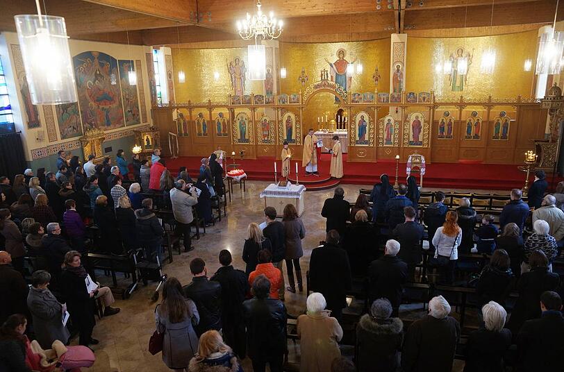 200 Menschen sind in den Gottesdienst in der ukrainischen Kirche in München gekommen, um der Toten vom Maidan zu gedenken.