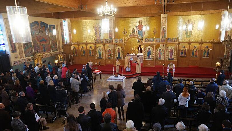 200 Menschen sind in den Gottesdienst in der ukrainischen Kirche in München gekommen, um der Toten vom Maidan zu gedenken. 200 Menschen sind in den Gottesdienst in der ukrainischen Kirche in München gekommen, um der Toten vom Maidan zu gedenken.
