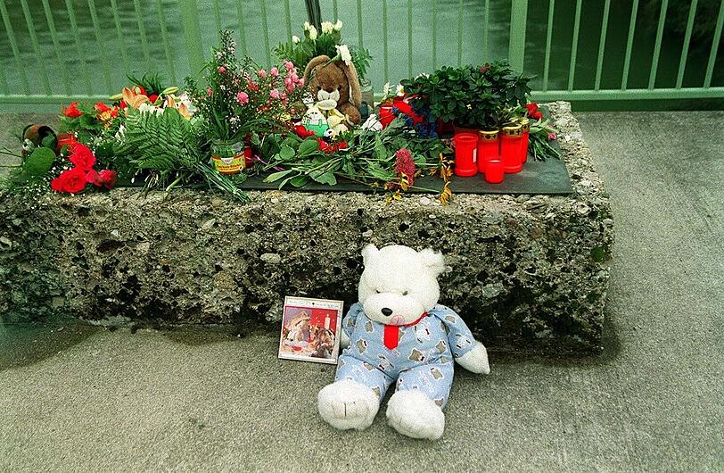 Zeichen der Trauer: Blumen, Kerzen und ein Teddy an der Lechbrücke