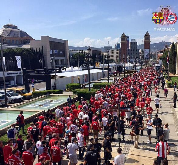 Bayern-Fans belagern Barcelona: Bei strahlendem Sonnenschein strömen Tausende von Bayern Fans durch Barcelona. Die Bilder.