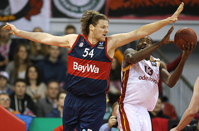John Bryant (FC Bayern, links) im Duell mit Stephane Lasme von Galatasaray Istanbul.