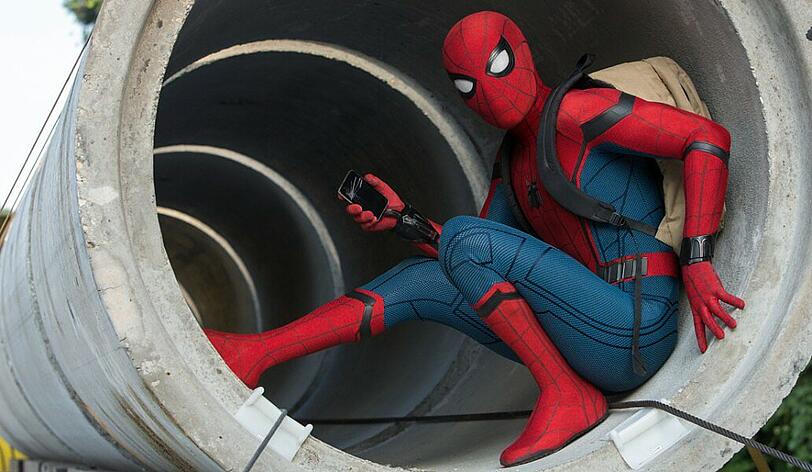 Spider-Man (Tom Holland) trägt ein Hightech-Kostüm - Geschenk von Iron Man alias Tony Stark.