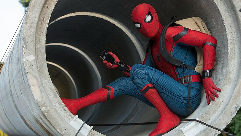 Spider-Man (Tom Holland) trägt ein Hightech-Kostüm - Geschenk von Iron Man alias Tony Stark.
