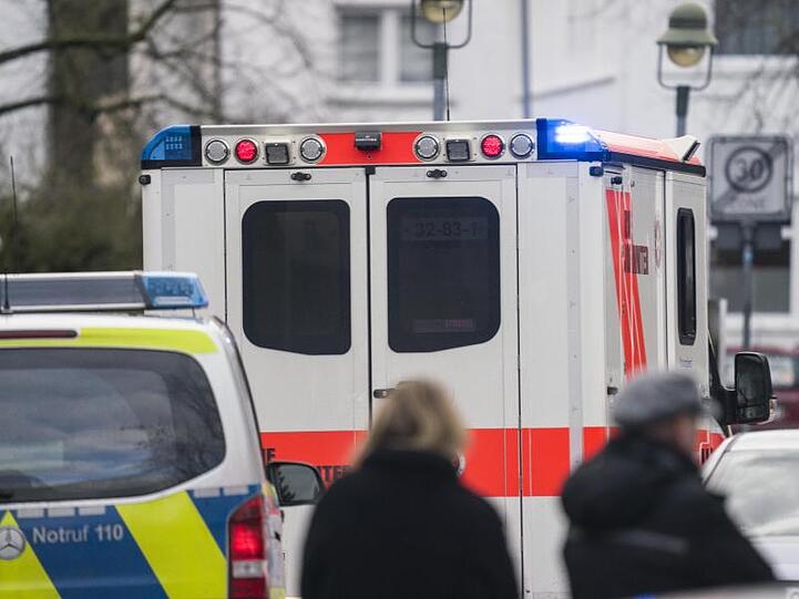 Ein Rettungswagen verlässt mit Blaulicht den Tatort im hessischen Obertshausen.