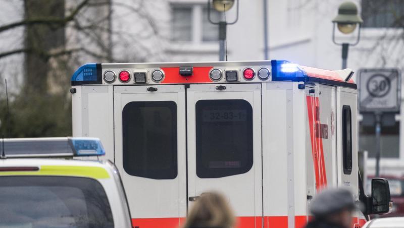 Ein Rettungswagen verlässt mit Blaulicht den Tatort im hessischen Obertshausen. Ein Rettungswagen verlässt mit Blaulicht den Tatort im hessischen Obertshausen.