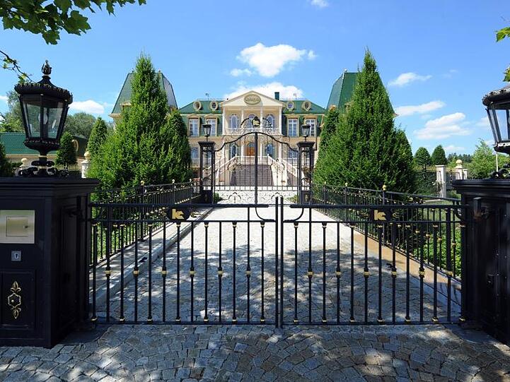 Das sogenannte "Kago-Schloss", Privatschloss des früheren Ofenunternehmers Karl-Heinz Kago. Foto: Armin Weigel/Archiv