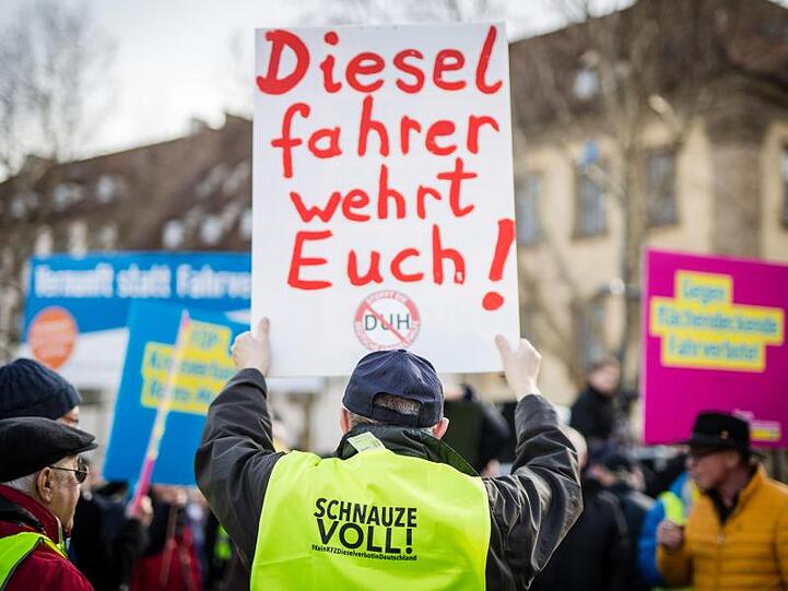 Ergrimmt: Ein Mann protestiert auf dem Stuttgarter Schlossplatz gegen Diesel-Fahrverbote.