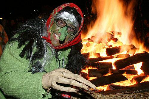 In der Walpurgisnacht verkleiden sich Menschen als Hexen. Die wenigsten glauben allerdings auch an die mittelalterlichen Wahngeschöpfe.