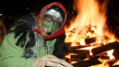 In der Walpurgisnacht verkleiden sich Menschen als Hexen. Die wenigsten glauben allerdings auch an die mittelalterlichen Wahngeschöpfe. In der Walpurgisnacht verkleiden sich Menschen als Hexen. Die wenigsten glauben allerdings auch an die mittelalterlichen Wahngeschöpfe.