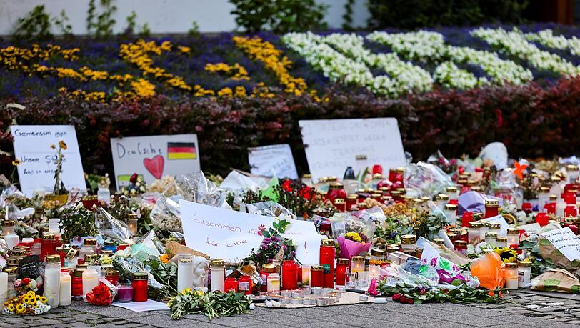 Viele Menschen haben nach dem Anschlag Blumen niedergelegt und Kerzen gebracht. (Archivbild)