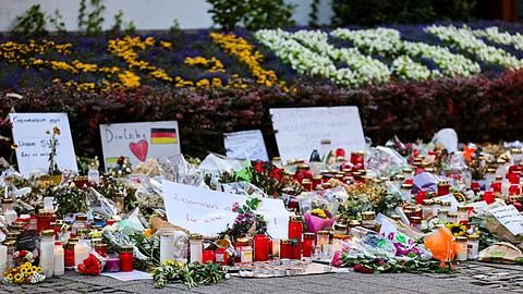 Viele Menschen haben nach dem Anschlag Blumen niedergelegt und Kerzen gebracht. (Archivbild)