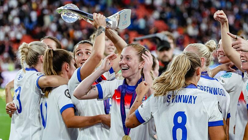 Das englische Team freut sich über den EM-Pokal, das ZDF über gute Quoten.