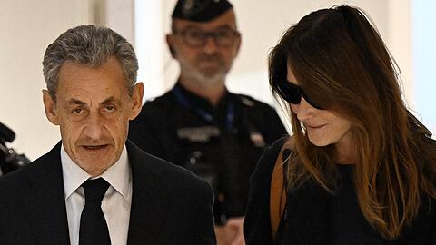 Carla Bruni war vor Gericht an der Seite ihres Ehemanns Nicolas Sarkozy.