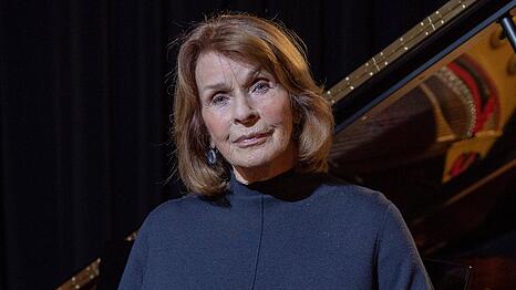 Senta Berger zeigt sich nach ihrem schweren B&uuml;hnensturz k&auml;mpferisch, macht sich aber auch Sorgen.