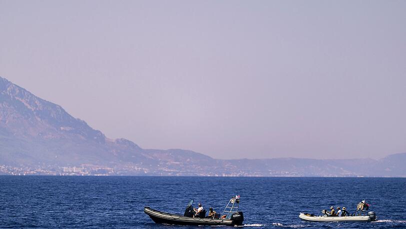 An der Suche nach Vermissten vor Zypern sind auch Motorboote beteiligt. (Archivbild) An der Suche nach Vermissten vor Zypern sind auch Motorboote beteiligt. (Archivbild)
