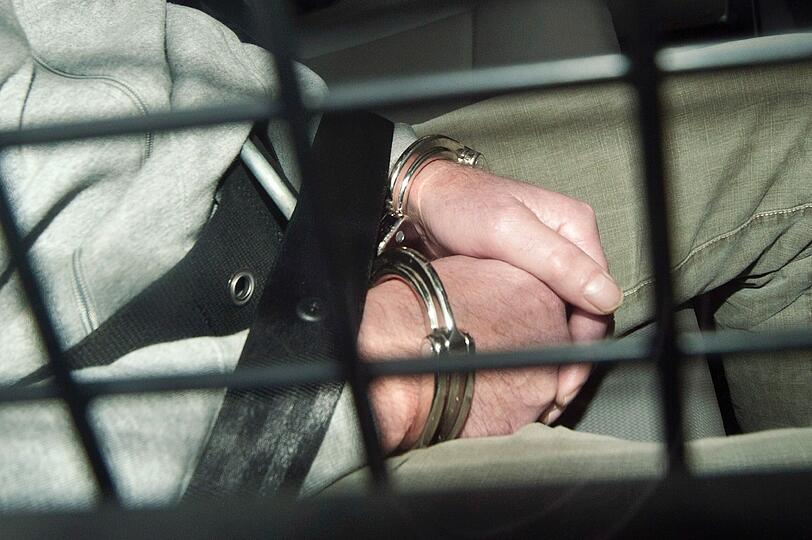 Ein wegen des Mordes an dem Augsburger Polizisten Mathias V. Tatverdächtiger wird am Freitag (30.12.11) in Augsburg in einem Auto in Handschellen in die Tiefgarage des Strafjustizzentrums gefahren.