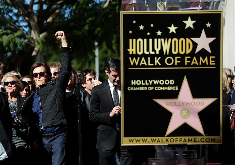 Als letzter der vier Beatles hat Paul McCartney einen Stern auf dem Hollywood "Walk of Fame" bekommen. Der Ehrung wohnten neben McCartneys Frau Nancy Shevell auch Musikerkollegen wie Neil Young bei. Ringo Starr konnte wegen gesundheitlicher Probleme nicht teilnehmen.