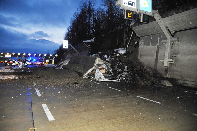 Horror-Unfall auf der Brenner-Autobahn: Eine Betonmauer hat sich von einem Hang gelöst und einen Münchner Lkw unter sich begraben. Die Bilder...