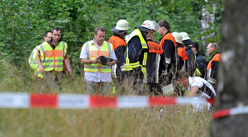 Beim Absturz eines Kleinflugzeugs nahe der bayerischen Grenze sind am Montag drei Männer ums Leben gekommen. Die Absturzursache ist bislang völlig unklar, die Ermittlungen der Bundesstelle für Flugunfalluntersuchung laufen, wie die Polizei mitteilte.