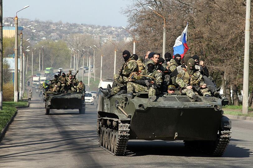Panzer transportieren pro-russische Truppen in die ostukrainische Stadt Kramatorsk. Die Lage in der Ostukraine spitzt sich immer weiter zu. Erste Gefechte zwischen Separatisten und ukrainischen Sondereinheiten gab es am Dienstag.