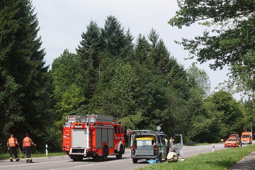 Unfall zwischen Neuried und Planegg: Ein Motorradfahrer hat einen Radler erwischt. Der Fahrradfahrer starb noch am Unfallort. Die Bilder.