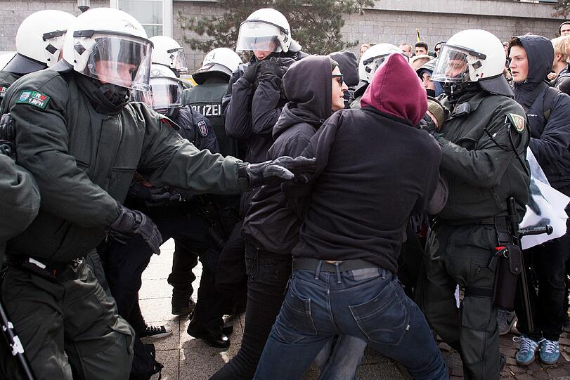 Polizisten und Gegendemonstranten einer Rechtsextremen-Demonstration stehen sich in Dortmund gegenüber. Foto: Marius Becker