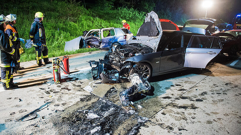Dann krachten vier andere Fahrzeuge in das Auto.