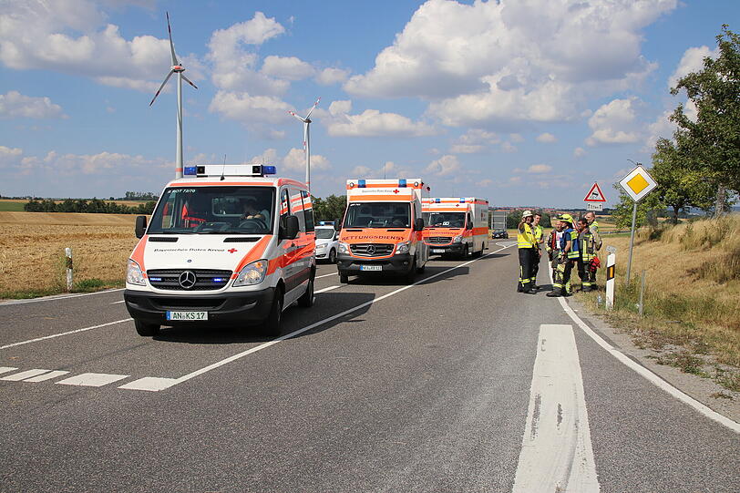 Bei Rothenburg ob der Tauber ist es am Sonntag zu einem schrecklichen Unfall gekommen. Zwei Menschen starben noch an der Unfallstelle, eine junge Frau erlag ihren Verletzungen in der darauffolgenden Nacht.