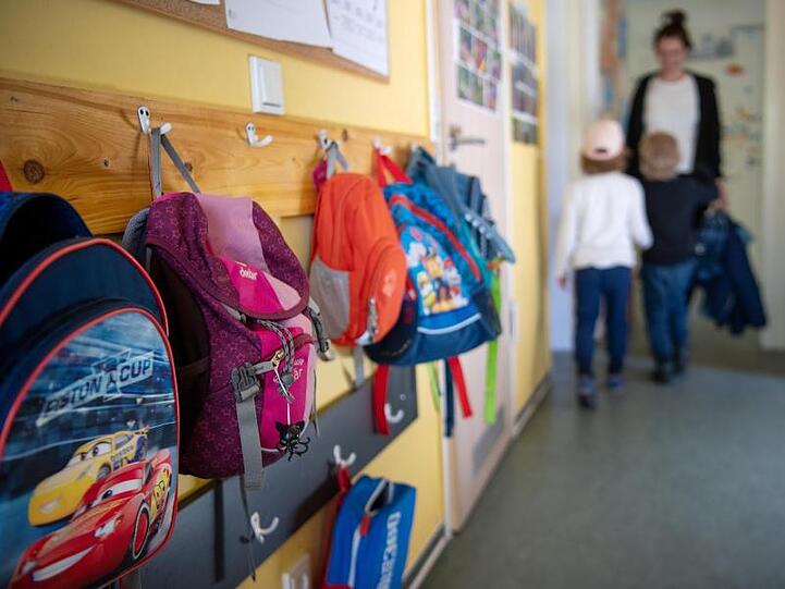 Kinderrucksäcke hängen im Eingangsbereich in einem Kindergarten. Foto: Monika Skolimowska/dpa-Zentralbild/dpa