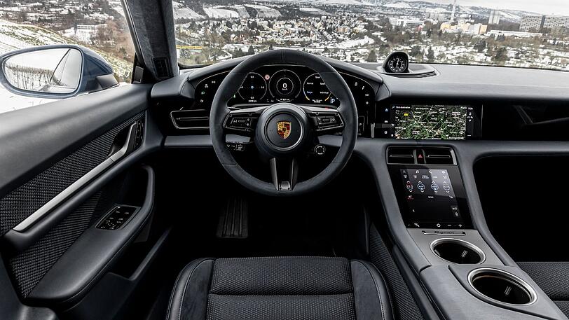 Aufgeräumt und reduziert präsentiert sich das Cockpit. Hier unterscheidet sich das Einstiegsmodell nicht von seinen Brüdern.