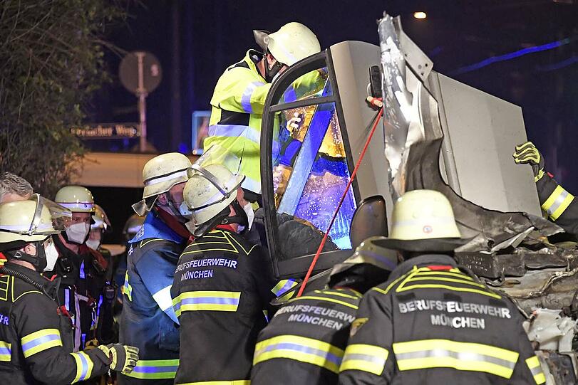 Der verletzte Fahrer musste von der Feuerwehr aus dem Wrack befreit werden.