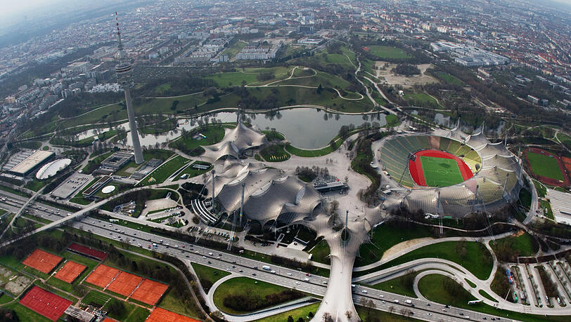 Das Olympia Gelände, aufgenommen im Jahr 2013. Architektur und Wegführung sind geschwungen, verspielt und rund.