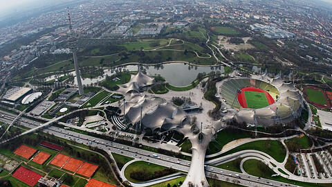 Das Olympia Gelände, aufgenommen im Jahr 2013. Architektur und Wegführung sind geschwungen, verspielt und rund.