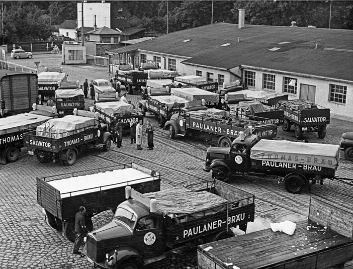 Thomas-Bräu, Paulaner-Bräu und Salvator: der Fuhrpark auf dem Brauereigelände an der Regerstraße im Jahr 1954.