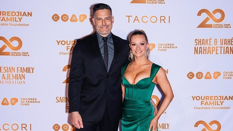 Joe Manganiello und Caitlin O'Connor lachen nun auch ganz offiziell gemeinsam in die Kameras.