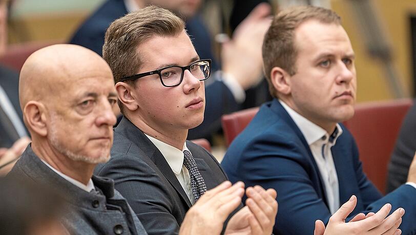 Martin Böhm, Daniel Halemba und Florian Köhler (alle AfD) beim Gedenkakt für die Opfer des Nationalsozialismus im Bayerischen Landtag. Martin Böhm, Daniel Halemba und Florian Köhler (alle AfD) beim Gedenkakt für die Opfer des Nationalsozialismus im Bayerischen Landtag.