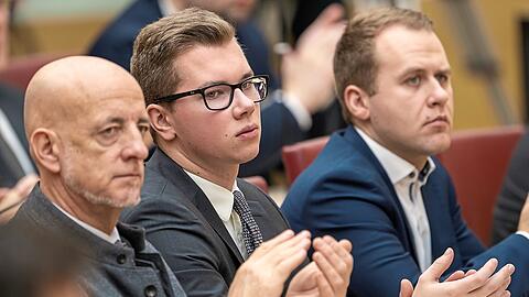 Martin Böhm, Daniel Halemba und Florian Köhler (alle AfD) beim Gedenkakt für die Opfer des Nationalsozialismus im Bayerischen Landtag.