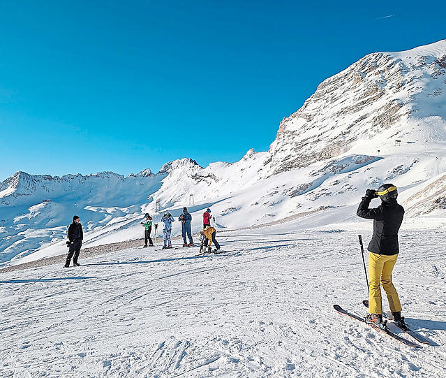 Teilweise haben sie schon über eine Stunde vor der ersten Seilbahn in der Talstation gewartet: die ersten Skifahrer auf der Zugspitze (2962 Meter).
