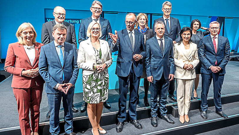 Um Friedrich Merz (M.) schart sich das Unions-Team für die Bundesregierung. Hinten, 2.v.l.: Wolfram Weimer. Um Friedrich Merz (M.) schart sich das Unions-Team für die Bundesregierung. Hinten, 2.v.l.: Wolfram Weimer.