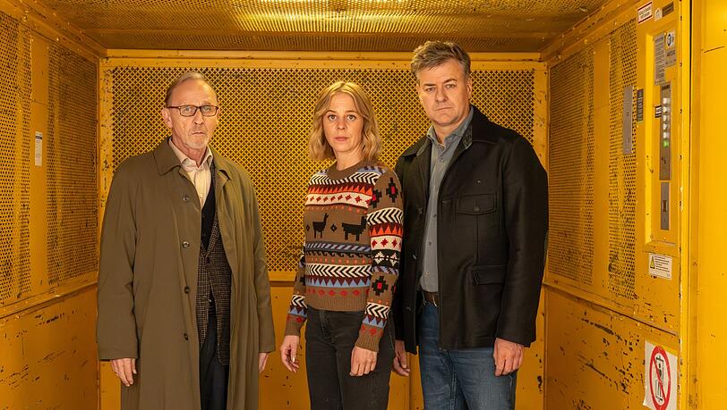 Noch zweimal sind Ludwig Schaller (Alexander Held, links), Angelika Flierl (Bernadette Heerwagen) und Harald Neuhauser (Marcus Mittermeier) gemeinsam bei ihren Ermittlungen in "München Mord" zu sehen. Nach Alexander Helds Tod machen die anderen beiden zu zweit weiter. Noch zweimal sind Ludwig Schaller (Alexander Held, links), Angelika Flierl (Bernadette Heerwagen) und Harald Neuhauser (Marcus Mittermeier) gemeinsam bei ihren Ermittlungen in "München Mord" zu sehen. Nach Alexander Helds Tod machen die anderen beiden zu zweit weiter.