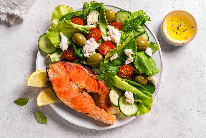 Wer sich nicht mit detaillierten Ernährungsplänen herumschlagen möchte, der kann sich einfach an der mediterranen Diät orientieren. Diese enthält mit viel frischem Gemüse, Obst, Vollkornprodukten, Hülsenfrüchten, Nüssen und Fisch sehr viele Lebensmittel, die die Gehirnfunktion unterstützen. Auf ebenfalls typisch italienische Gerichte wie Pizza und Pasta sollten Sie hingegen besser verzichten. Wer sich nicht mit detaillierten Ernährungsplänen herumschlagen möchte, der kann sich einfach an der mediterranen Diät orientieren. Diese enthält mit viel frischem Gemüse, Obst, Vollkornprodukten, Hülsenfrüchten, Nüssen und Fisch sehr viele Lebensmittel, die die Gehirnfunktion unterstützen. Auf ebenfalls typisch italienische Gerichte wie Pizza und Pasta sollten Sie hingegen besser verzichten.