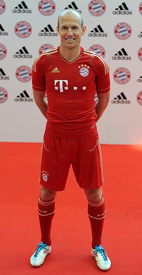 Das neue Heimtrikot für die kommende Spielzeit: In der Allianz Arena hat der FC Bayern die neuen Leiberl vorgestellt. Die Bilder