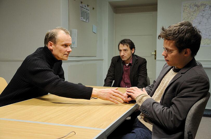 Edgar Selge als Entfuehrer Uwe Braun (v.l.), Boris Aljinovic als Kriminalhauptkommissar Felix Stark und Jakob Walser als Brauns Sohn Michael in dem Tatort "Machtlos" von Klaus Kraemer.