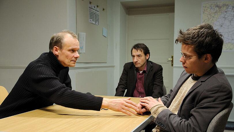 Edgar Selge als Entfuehrer Uwe Braun (v.l.), Boris Aljinovic als Kriminalhauptkommissar Felix Stark und Jakob Walser als Brauns Sohn Michael in dem Tatort "Machtlos" von Klaus Kraemer. Edgar Selge als Entfuehrer Uwe Braun (v.l.), Boris Aljinovic als Kriminalhauptkommissar Felix Stark und Jakob Walser als Brauns Sohn Michael in dem Tatort "Machtlos" von Klaus Kraemer.