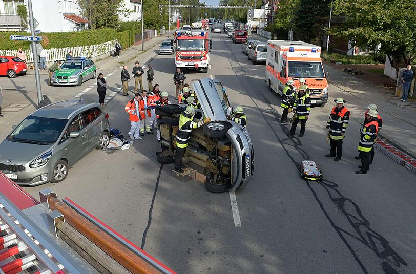 Weil der 84-Jährige zu stark gegenlenkte kippte der Opel Corsa um.